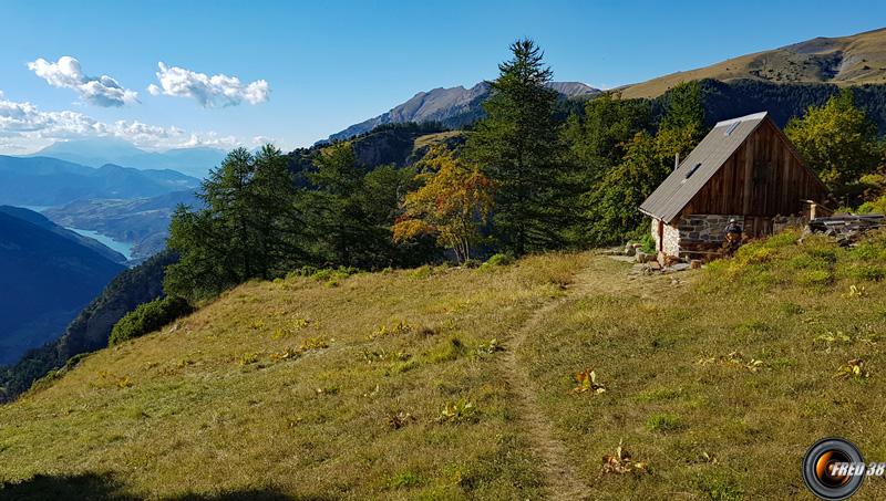 Le chalet et en fond Serre-Ponçon.