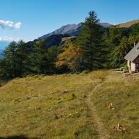 Le chalet et en fond Serre-Ponçon.