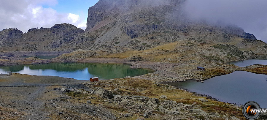 Les lacs Robert et la petite cabane à droite