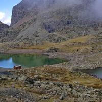 Les lacs Robert et la petite cabane à droite