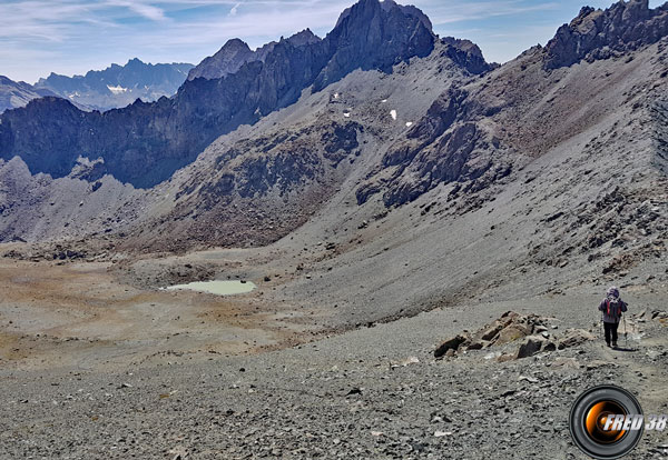 Le petit lac en versant est.