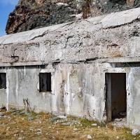 Le batiment militaire.