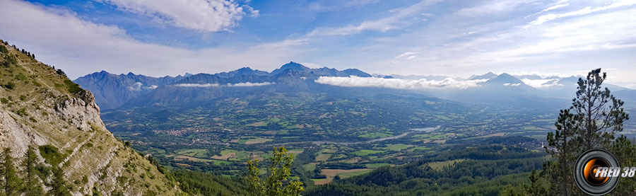 Le Champsaur et au centre le Vieux Chaillol.