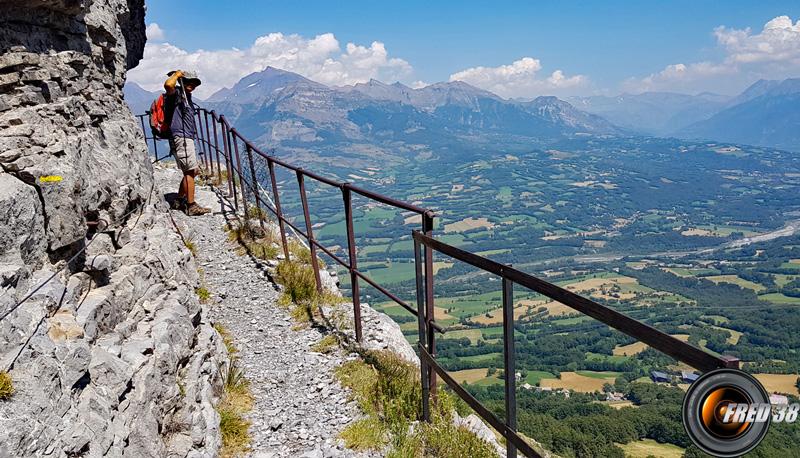 Le passage creusé dans la roche.