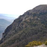 Le sommet vu des Rochers du clos du Buis.