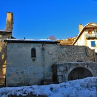 Dans le hameau.