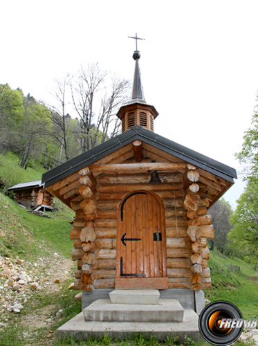 La petite chapelle en rondins de bois.