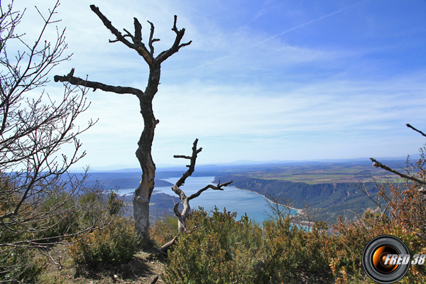 Belle vue sur le lac de Sainte-Croix.