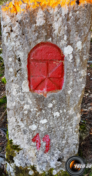 Borne près de la crête