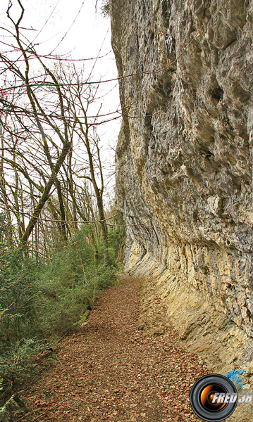 La falaise au dessus de la cascade