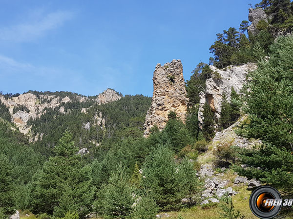 Le début de la montée et les gros rochers érodés.