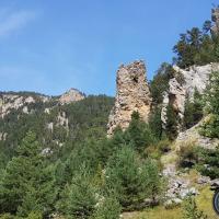 Le début de la montée et les gros rochers érodés.