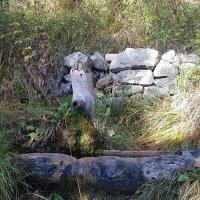 Petite source avant la statue de l'ange.