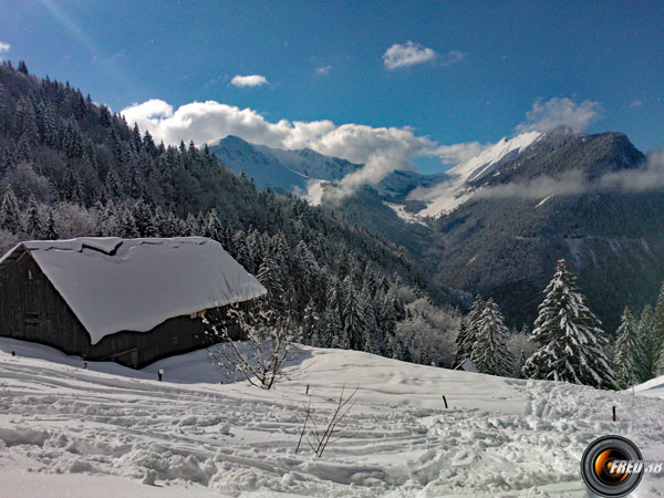 A droite la Dent d'Arclusaz