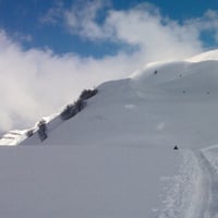 En fond, au soleil, le dôme qui surplombe le plan de la Limace.