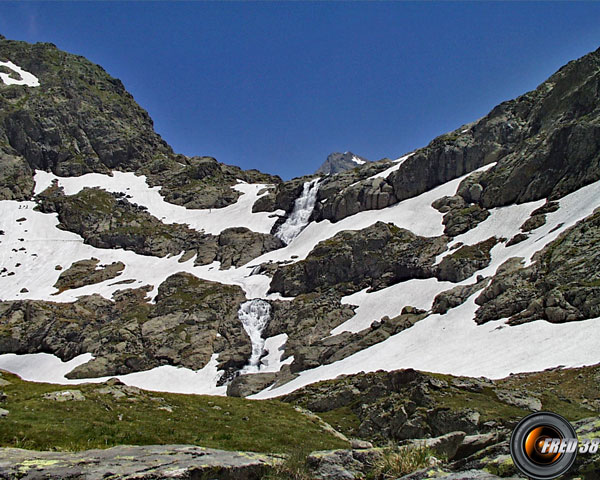 Les cascades sous le lac