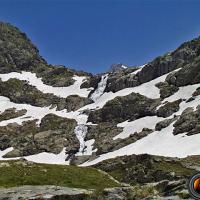 Les cascades sous le lac