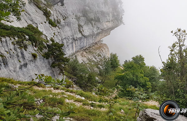 Passage sous la falaise