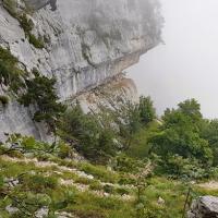 Passage sous la falaise