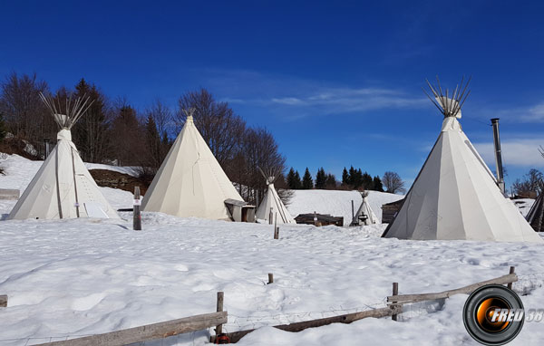 Le camp de tipis près des chalets de Crolles.