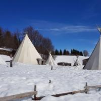 Le camp de tipis près des chalets de Crolles.