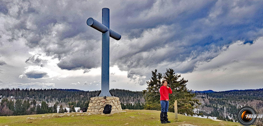 La grande croix métallique du sommet.