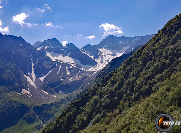 La montagne de l'Oulle au pied de laquelle se trouve le refuge du même nom.