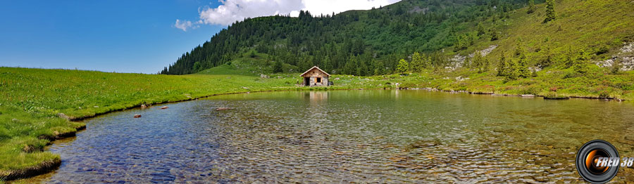 Le chalet Hipollyte Cassande Baroz et le lac du Léat.