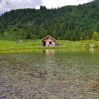Le chalet Hipollyte Cassande Baroz et le lac du Léat.