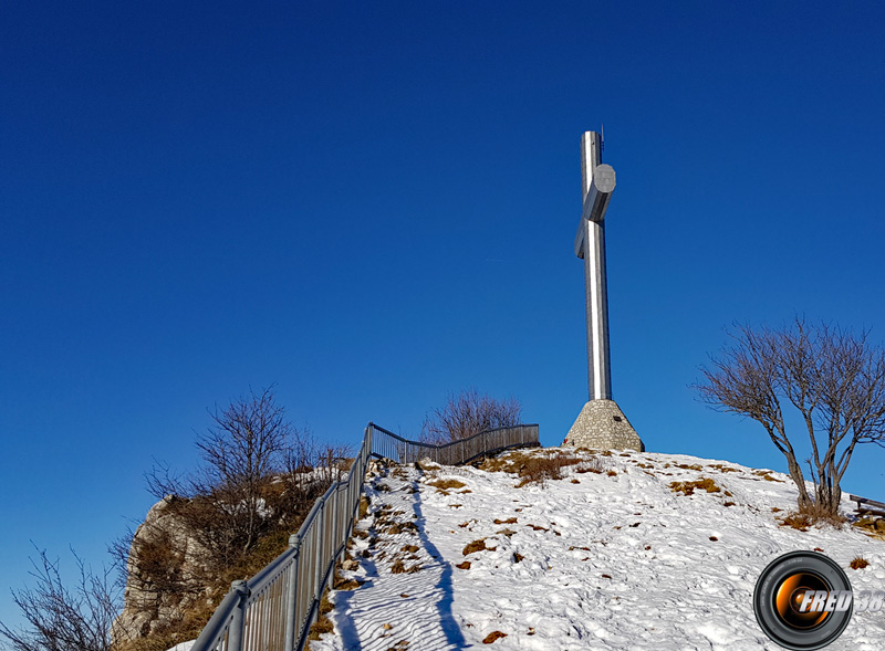 La croix du sommet.