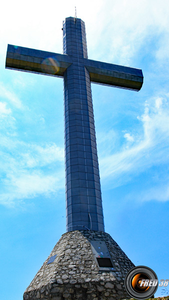 La grande croix du sommet.
