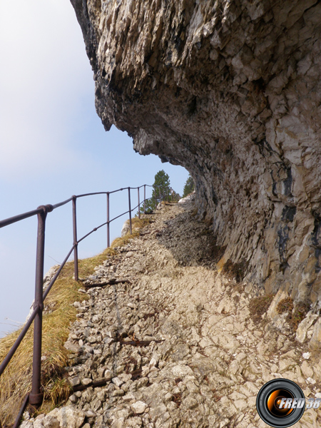 Le passage taillé dans la roche.