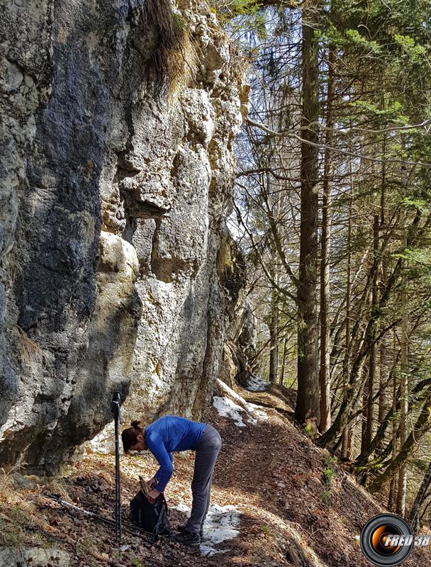 Sous la falaise.