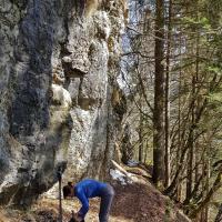 Sous la falaise.