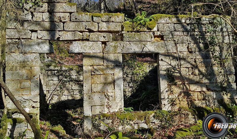 ancien habitat à la tufière.