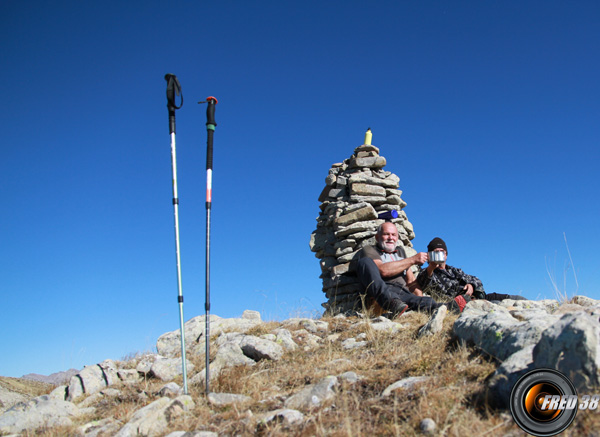 Apéro sous le cairn du sommet.