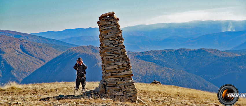 Le gros cairn ou on quitte la crête, pour descendre vers la Bergerie de chalufy.