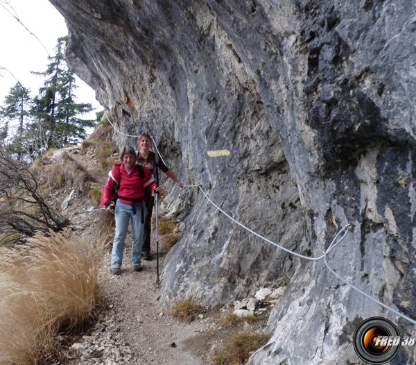 Passage dans l'abri sous roche