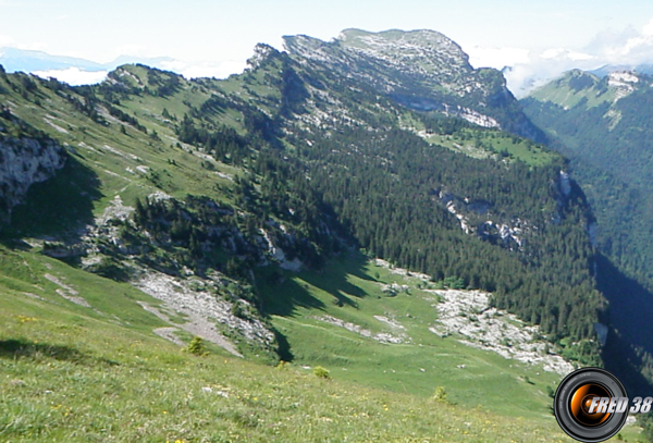 La crête des rochers de Bellefond et l'alpage conduisant au sommet.