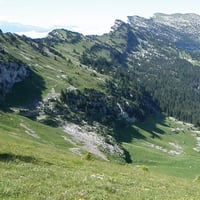 La crête des rochers de Bellefond et l'alpage conduisant au sommet.