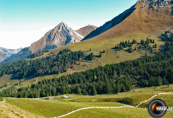 La barrière rocheuse barrant le vallon.