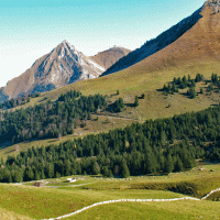 La barrière rocheuse barrant le vallon.
