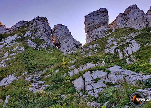 Sous les rochers de la crête