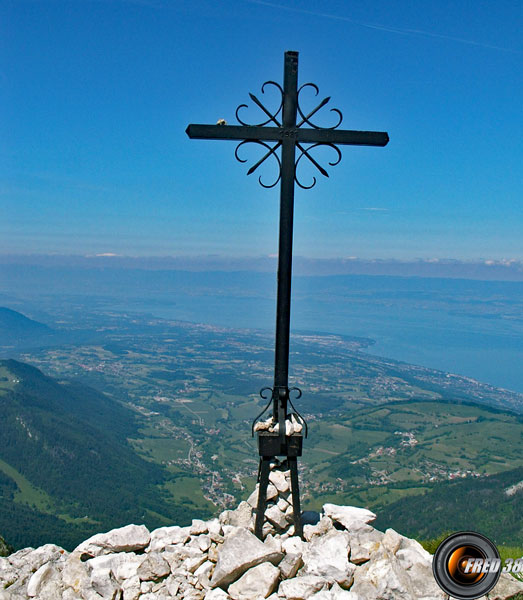 La croix métallique.