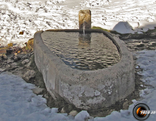 La fontaine en pierre de Sornin.