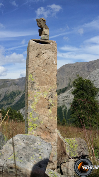 Un des cairns lors de la montée