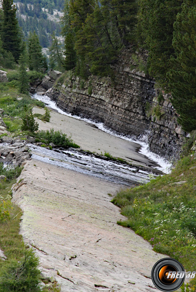 Cascade courant le long d'une faille