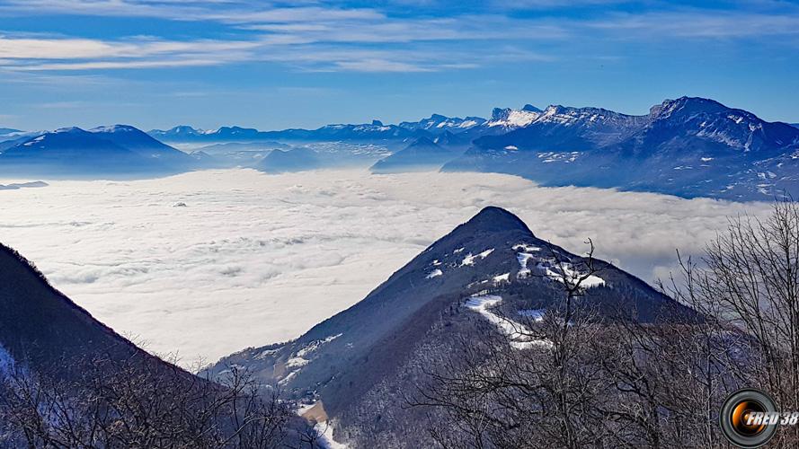 Grenoble sous la couche de nuages.