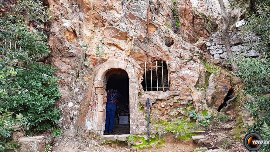 La grotte/chapelle Saint-Honorat.