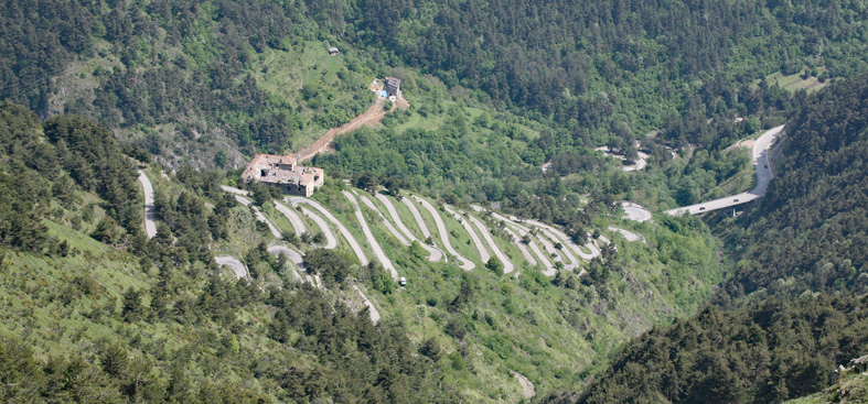 La route partant du tunnel et montant au col.